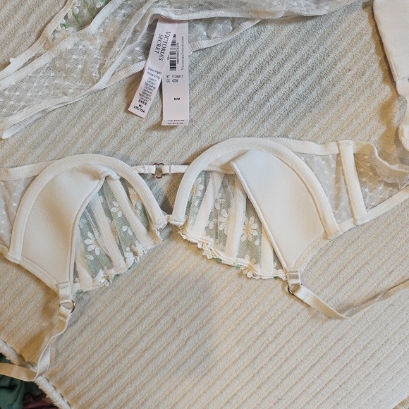 Victoria's Secret Daisy Chain Embroidery Balconette Bra & Thong Panty Set - Picture 5 of 6